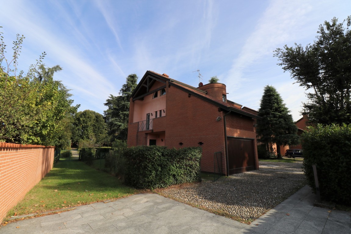 Villa affitto 4+4 Arese (MI)