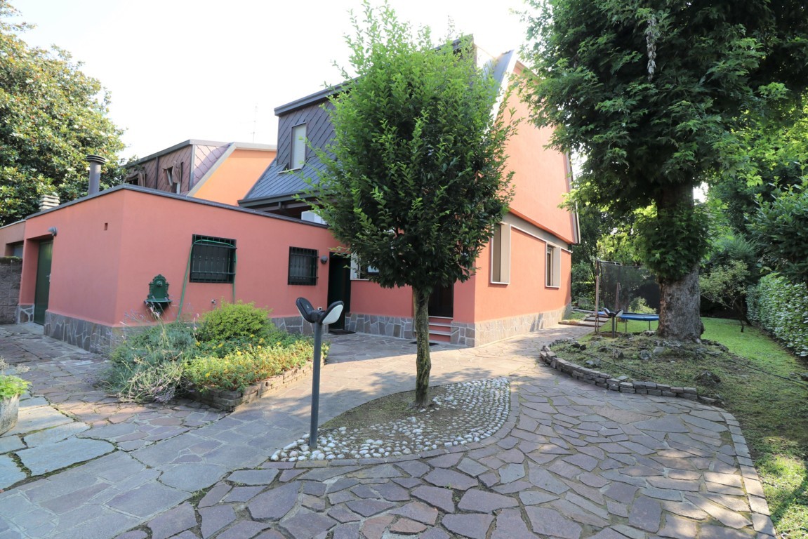 Villa affitto 4+4 Arese (MI)