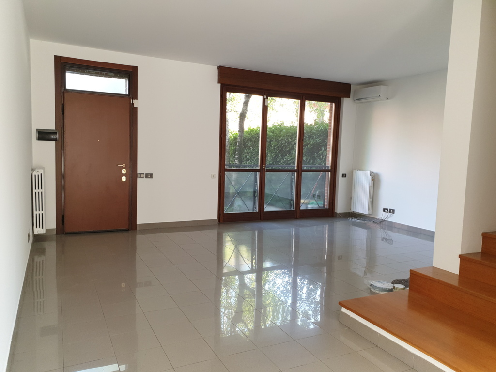 Villa a schiera affitto 4+4 Arese (MI)